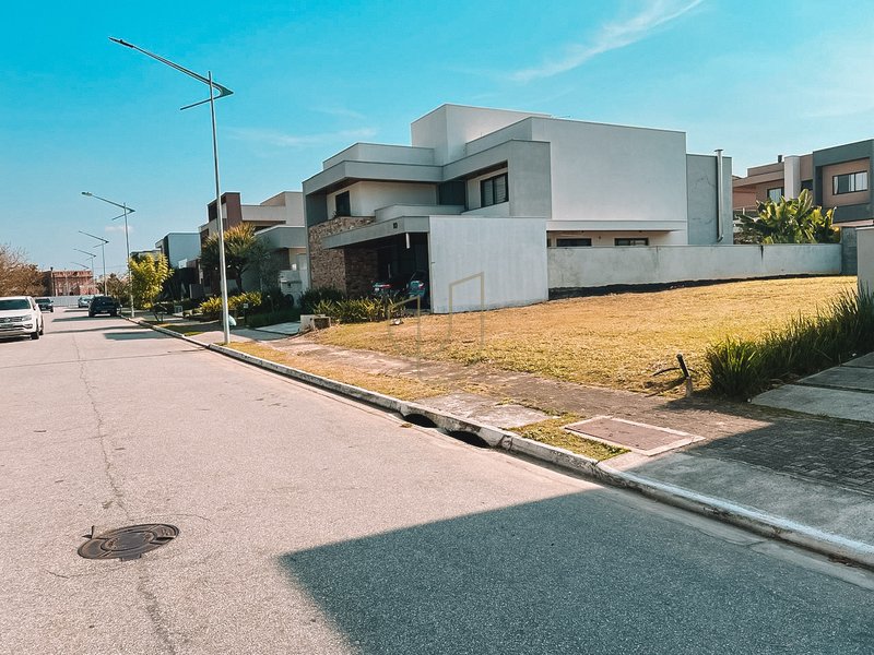 Terreno de 450 m² no Jardim do Golfe III Avenida Loth Bagunha Maldos São José dos Campos - 