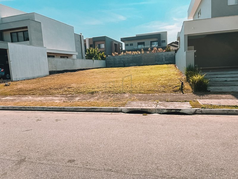 Terreno de 450 m² no Jardim do Golfe III Avenida Loth Bagunha Maldos São José dos Campos - 