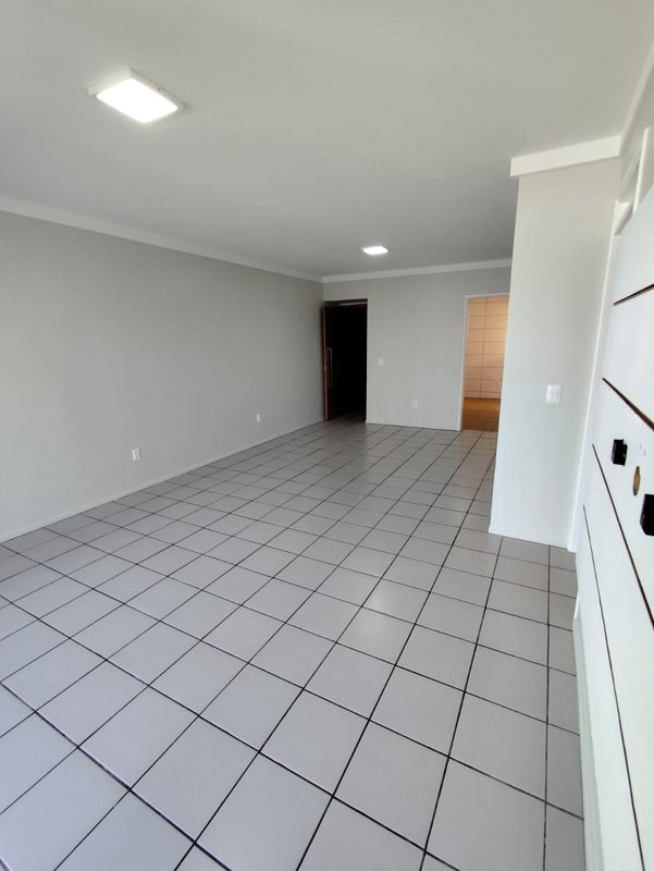 3 quartos (1 suíte) 108m². Nascente. Dependência completa. 01 vaga de garagem Rua Tenente João Cícero Recife - 