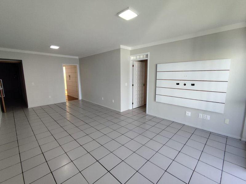 3 quartos (1 suíte) 108m². Nascente. Dependência completa. 01 vaga de garagem Rua Tenente João Cícero Recife - 