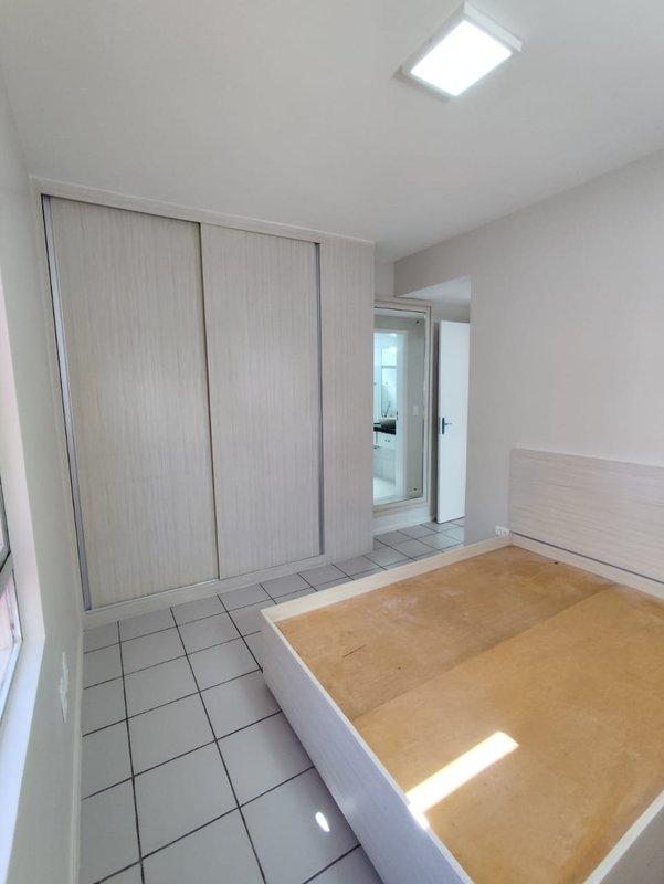 3 quartos (1 suíte) 108m². Nascente. Dependência completa. 01 vaga de garagem Rua Tenente João Cícero Recife - 