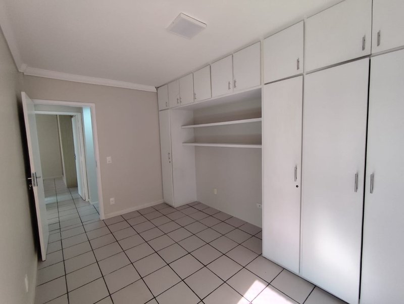 3 quartos (1 suíte) 108m². Nascente. Dependência completa. 01 vaga de garagem Rua Tenente João Cícero Recife - 