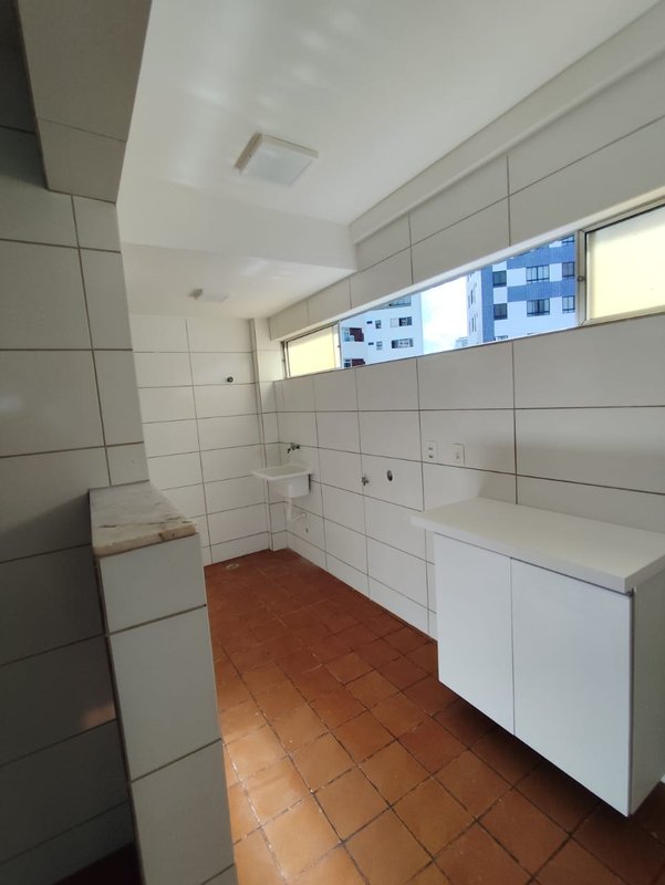 3 quartos (1 suíte) 108m². Nascente. Dependência completa. 01 vaga de garagem Rua Tenente João Cícero Recife - 