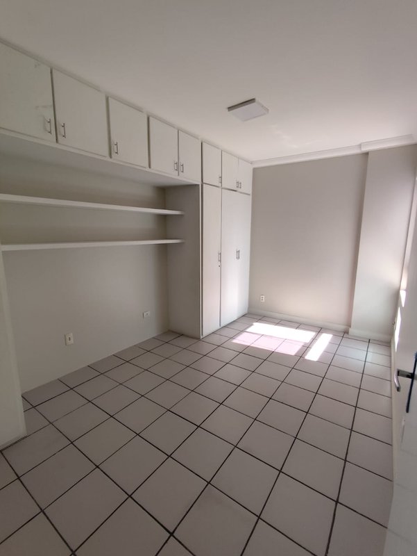 3 quartos (1 suíte) 108m². Nascente. Dependência completa. 01 vaga de garagem Rua Tenente João Cícero Recife - 
