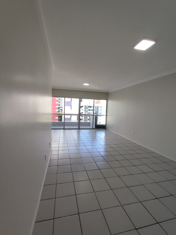 3 quartos (1 suíte) 108m². Nascente. Dependência completa. 01 vaga de garagem Rua Tenente João Cícero Recife - 