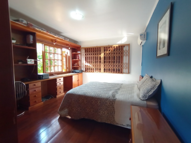 Casa no Parque Santa Fé com 4 dormitórios R. Lola de Oliveira Porto Alegre - 