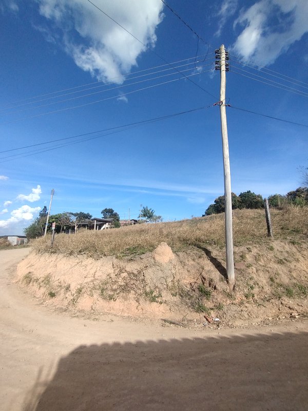 Terreno de esquina com boa topografia à venda no Parque Alpina  Igaratá - 