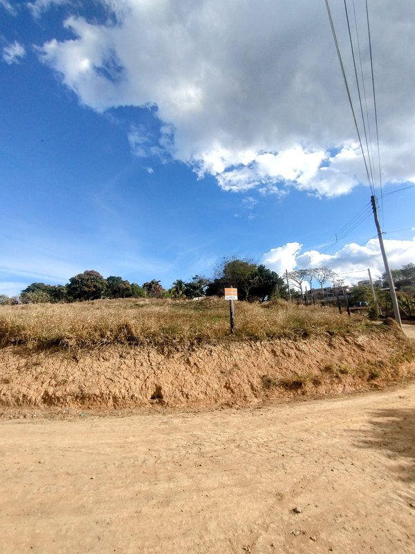 Terreno de esquina com boa topografia à venda no Parque Alpina  Igaratá - 
