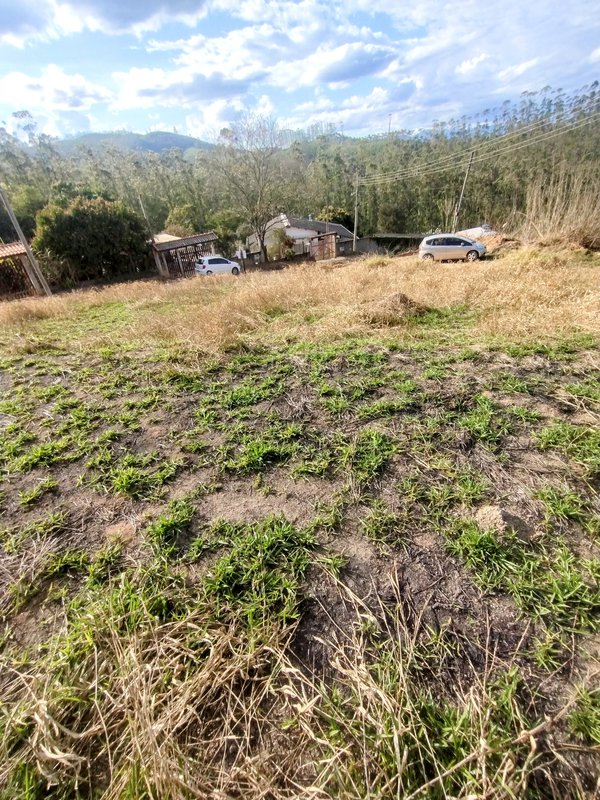 Terreno de esquina com boa topografia à venda no Parque Alpina  Igaratá - 