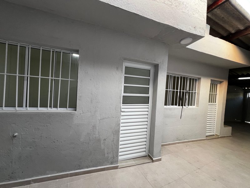 Casa com 2 Dormitórios e Espaço Comercial em Bairro Completo  Mogi das Cruzes - 