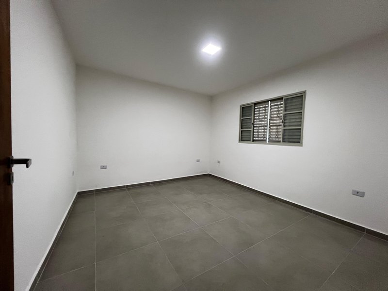 Casa com 2 Dormitórios e Espaço Comercial em Bairro Completo  Mogi das Cruzes - 