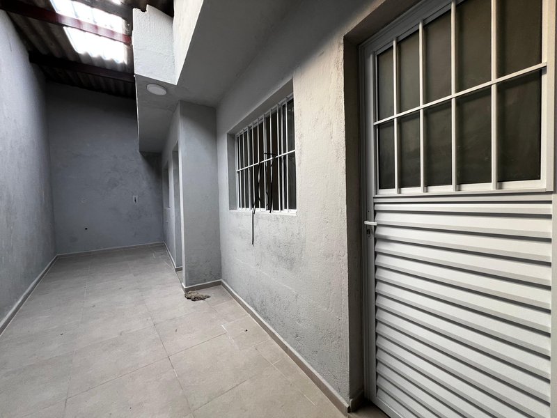 Casa com 2 Dormitórios e Espaço Comercial em Bairro Completo  Mogi das Cruzes - 