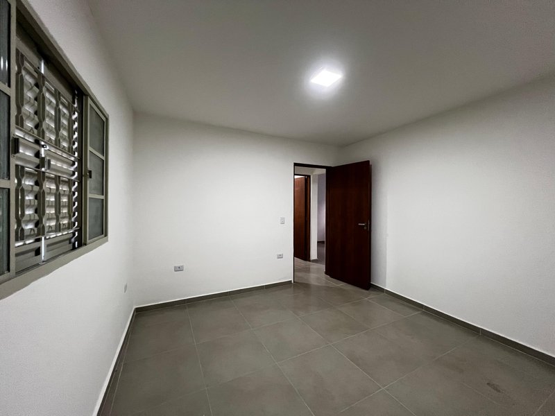 Casa com 2 Dormitórios e Espaço Comercial em Bairro Completo  Mogi das Cruzes - 
