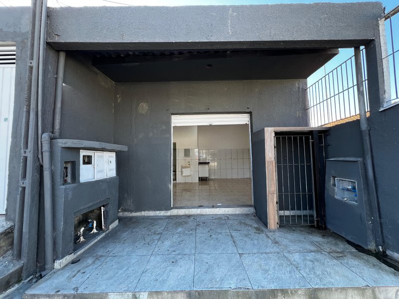 Casa com 2 Dormitórios e Espaço Comercial em Bairro Completo  Mogi das Cruzes - 