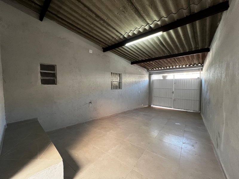 Casa com 2 Dormitórios e Espaço Comercial em Bairro Completo  Mogi das Cruzes - 