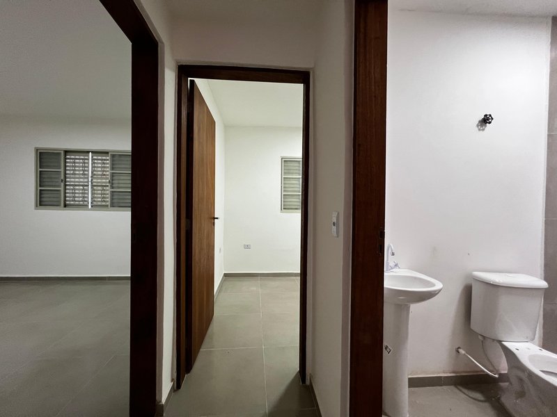 Casa com 2 Dormitórios e Espaço Comercial em Bairro Completo  Mogi das Cruzes - 