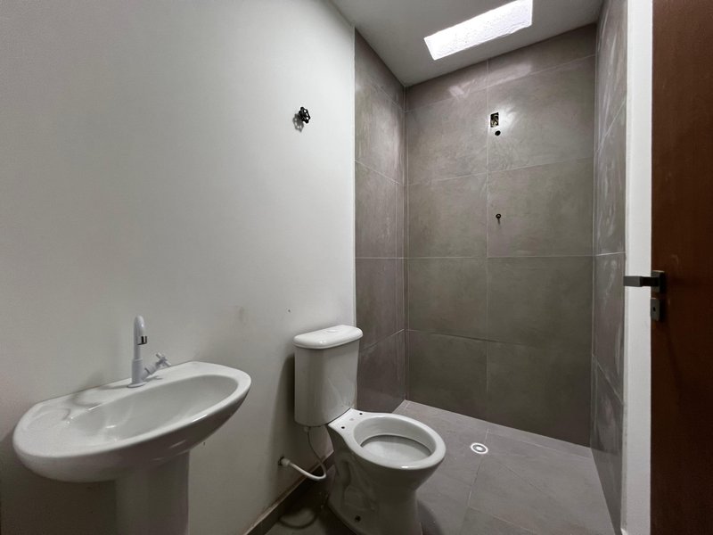 Casa com 2 Dormitórios e Espaço Comercial em Bairro Completo  Mogi das Cruzes - 