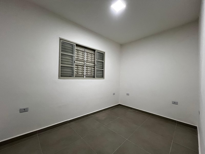Casa com 2 Dormitórios e Espaço Comercial em Bairro Completo  Mogi das Cruzes - 