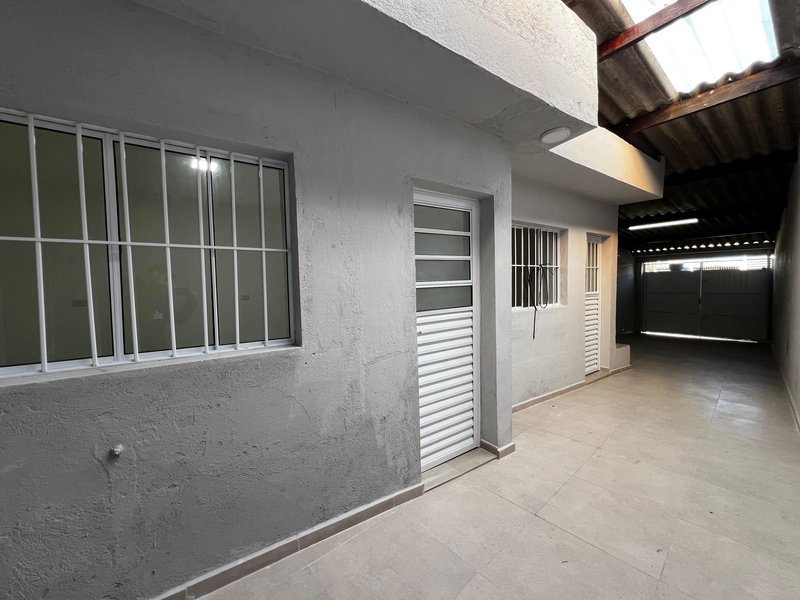 Casa com 2 Dormitórios e Espaço Comercial em Bairro Completo  Mogi das Cruzes - 