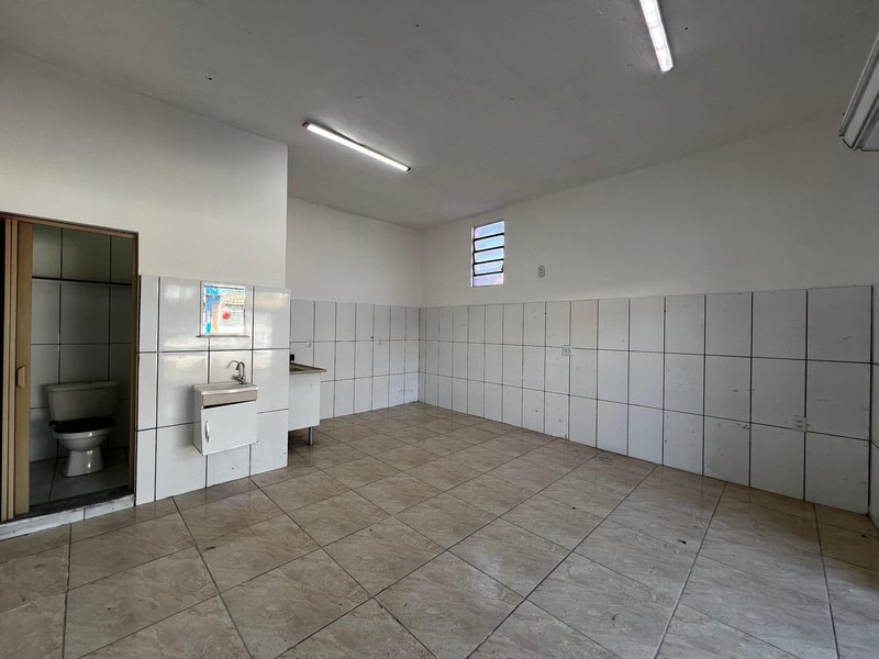 Casa com 2 Dormitórios e Espaço Comercial em Bairro Completo  Mogi das Cruzes - 