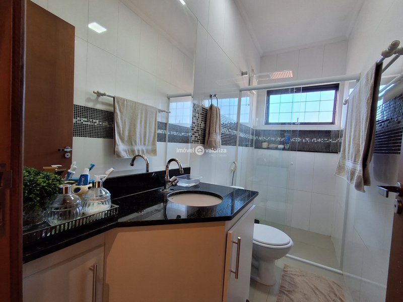 CASA COM 3 DORMITÓRIOS E UMA LINDA AREÁ DE LAZER NO ALTO DA COLINA II  Avaré - 