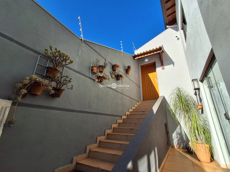 CASA COM 3 DORMITÓRIOS E UMA LINDA AREÁ DE LAZER NO ALTO DA COLINA II  Avaré - 