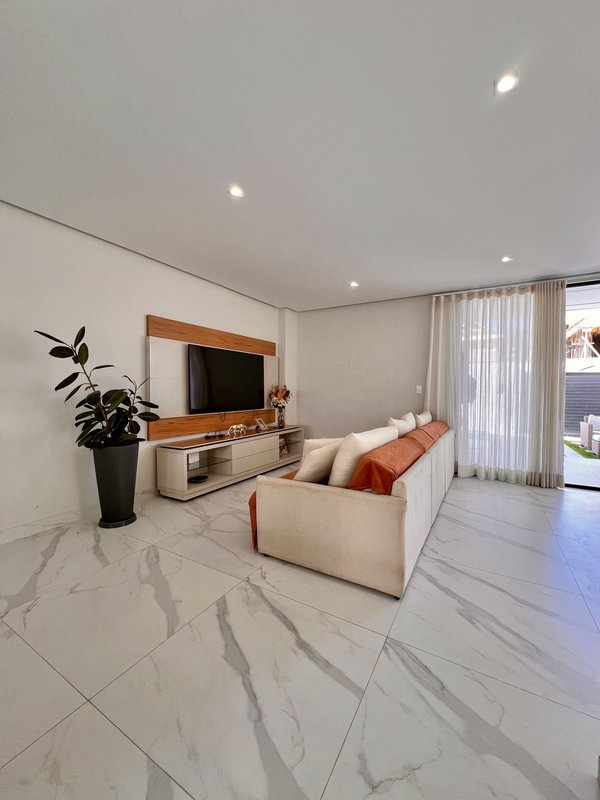 Casa duplex magnífica com 4 suítes em Vargem Pequena  Rio de Janeiro - 