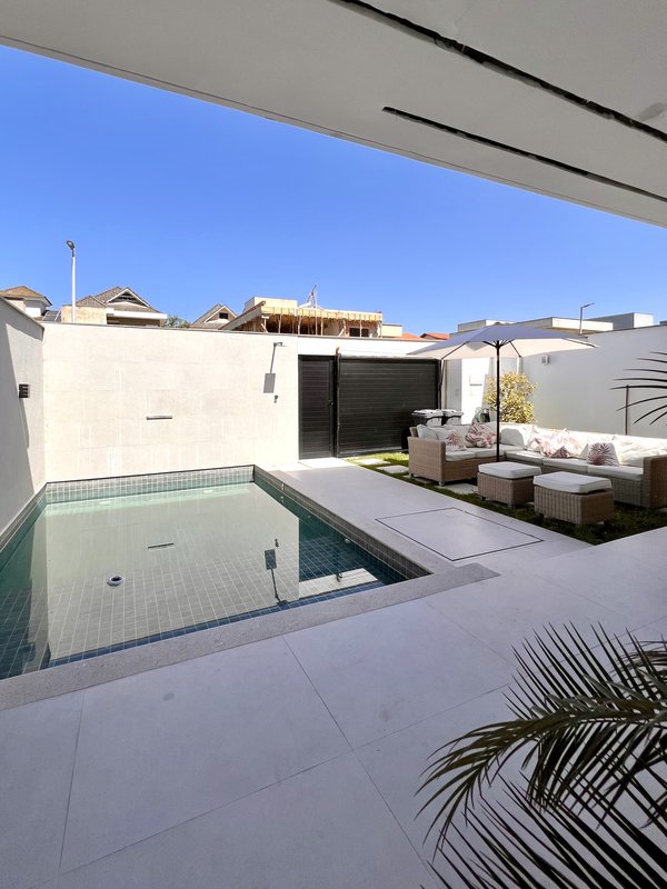 Casa duplex magnífica com 4 suítes em Vargem Pequena  Rio de Janeiro - 