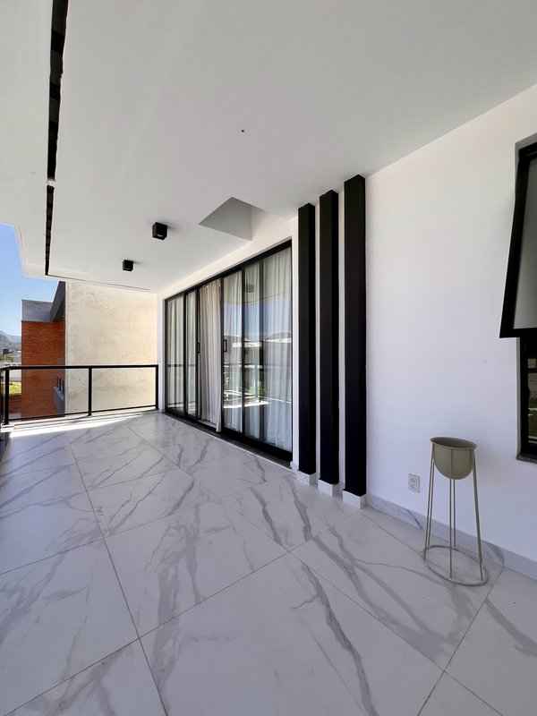 Casa duplex magnífica com 4 suítes em Vargem Pequena  Rio de Janeiro - 