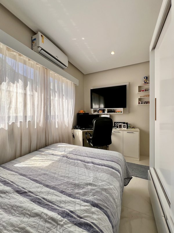 Casa duplex magnífica com 4 suítes em Vargem Pequena  Rio de Janeiro - 