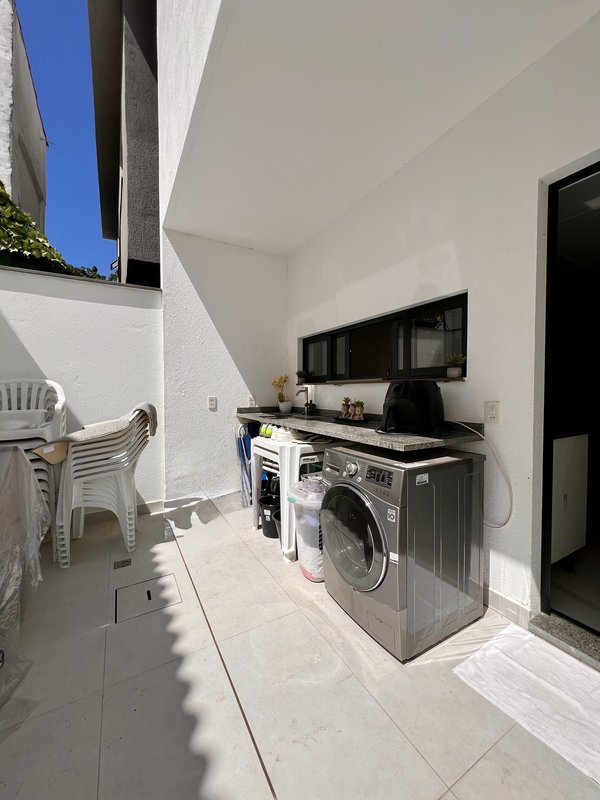 Casa duplex magnífica com 4 suítes em Vargem Pequena  Rio de Janeiro - 