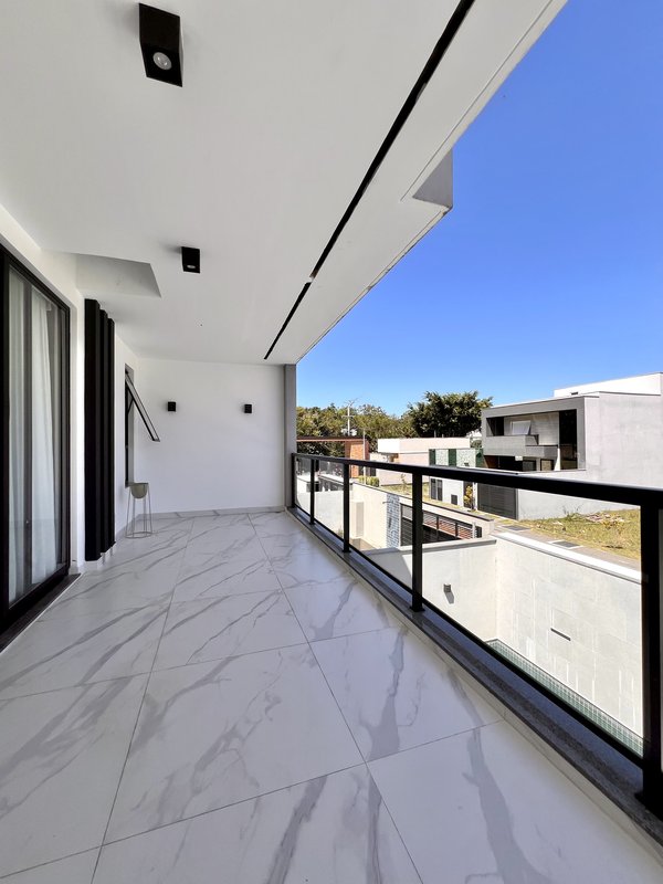 Casa duplex magnífica com 4 suítes em Vargem Pequena  Rio de Janeiro - 