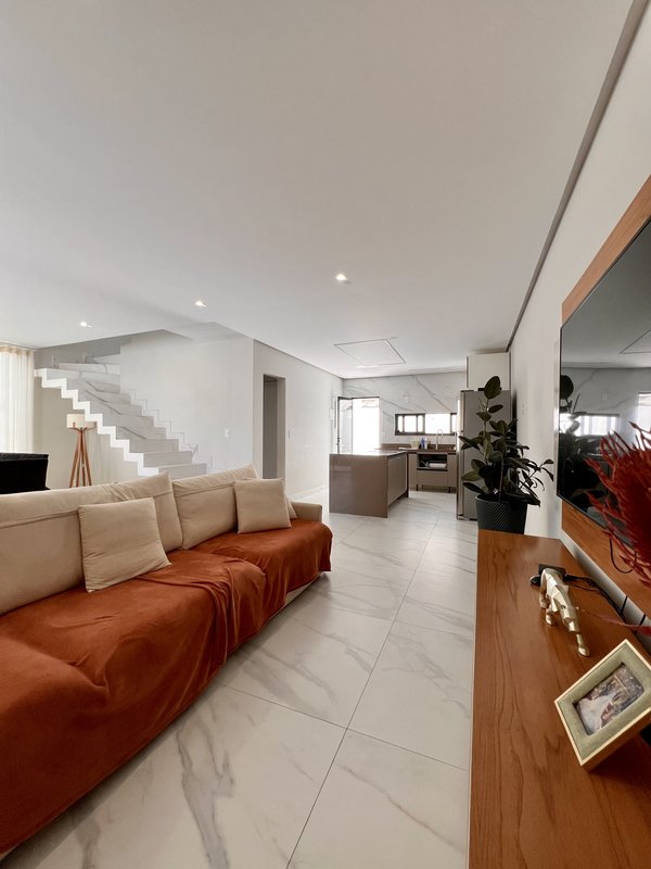 Casa duplex magnífica com 4 suítes em Vargem Pequena  Rio de Janeiro - 