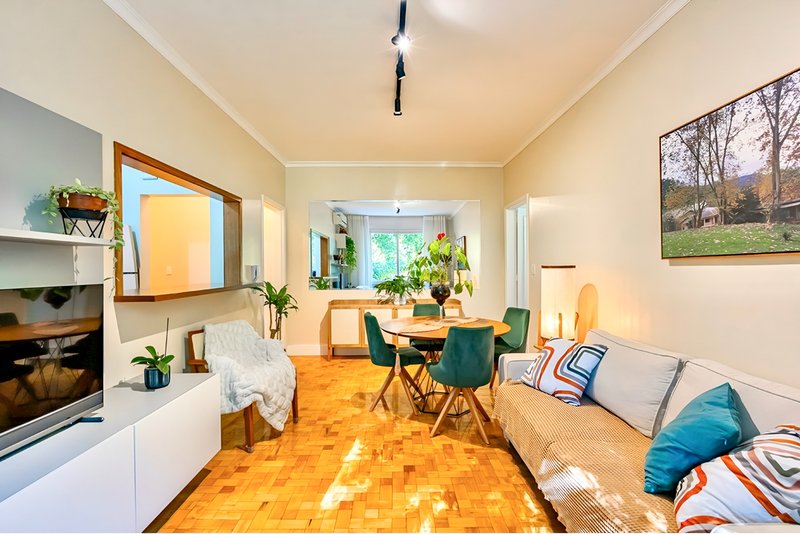 R$ 460.000 - BELO E CHARMOSO APARTAMENTO - 91M2 - 2 DORM - SACADA - 1 VAGA Rua Eça de Queiroz Porto Alegre - 