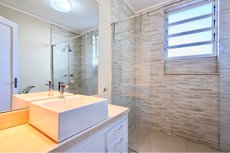 R$ 460.000 - BELO E CHARMOSO APARTAMENTO - 91M2 - 2 DORM - SACADA - 1 VAGA Rua Eça de Queiroz Porto Alegre - 
