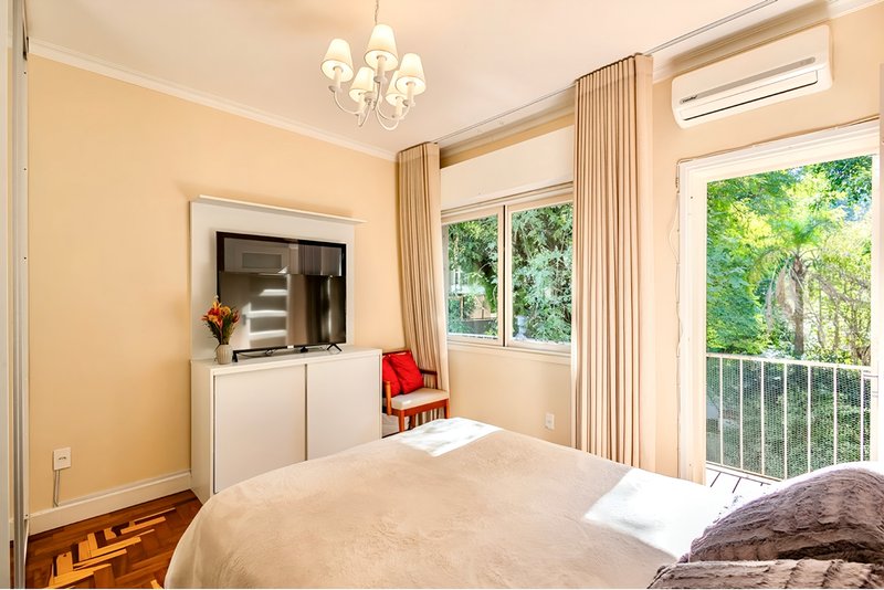 R$ 460.000 - BELO E CHARMOSO APARTAMENTO - 91M2 - 2 DORM - SACADA - 1 VAGA Rua Eça de Queiroz Porto Alegre - 