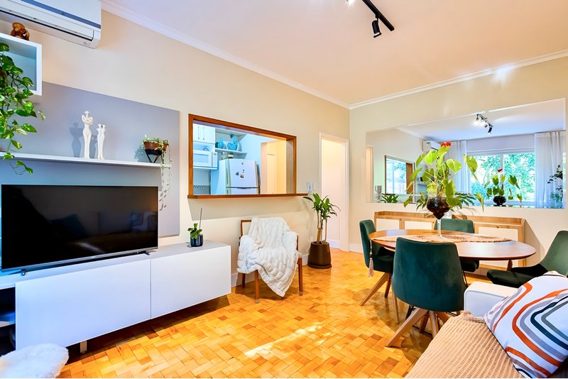 R$ 460.000 - BELO E CHARMOSO APARTAMENTO - 91M2 - 2 DORM - SACADA - 1 VAGA Rua Eça de Queiroz Porto Alegre - 