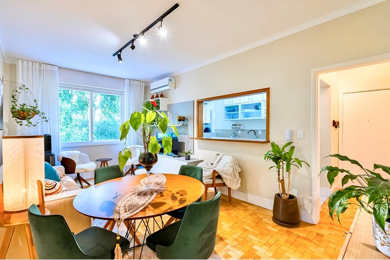 R$ 460.000 - BELO E CHARMOSO APARTAMENTO - 91M2 - 2 DORM - SACADA - 1 VAGA Rua Eça de Queiroz Porto Alegre - 