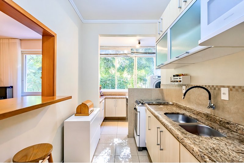 R$ 460.000 - BELO E CHARMOSO APARTAMENTO - 91M2 - 2 DORM - SACADA - 1 VAGA Rua Eça de Queiroz Porto Alegre - 