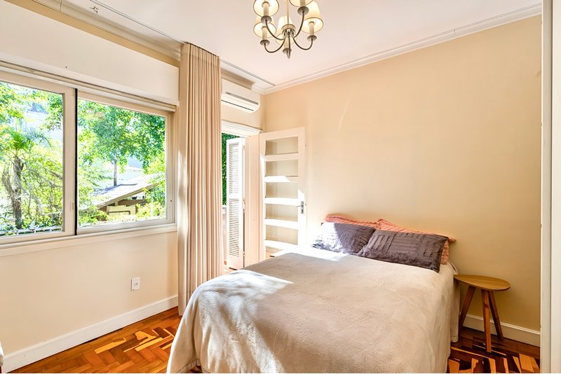 R$ 460.000 - BELO E CHARMOSO APARTAMENTO - 91M2 - 2 DORM - SACADA - 1 VAGA Rua Eça de Queiroz Porto Alegre - 