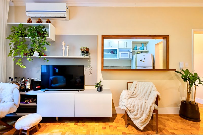 R$ 460.000 - BELO E CHARMOSO APARTAMENTO - 91M2 - 2 DORM - SACADA - 1 VAGA Rua Eça de Queiroz Porto Alegre - 
