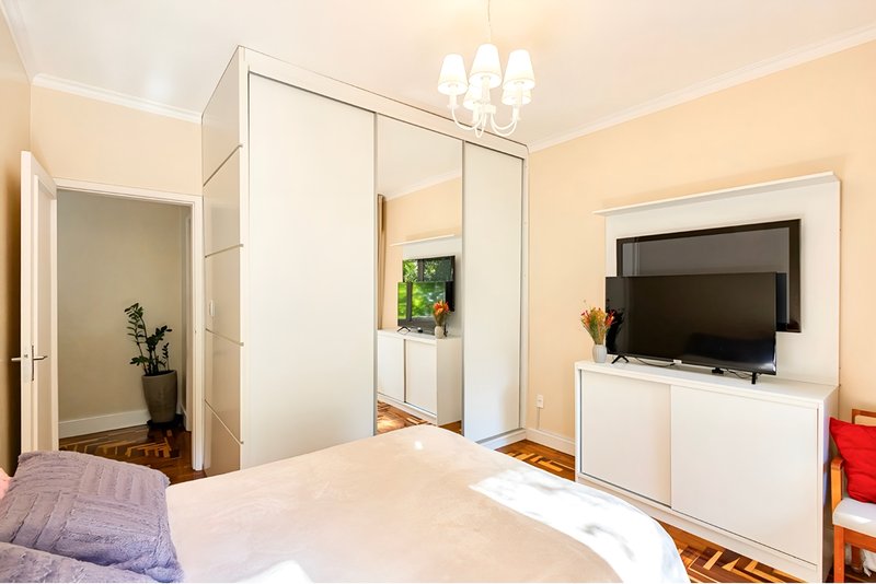 R$ 460.000 - BELO E CHARMOSO APARTAMENTO - 91M2 - 2 DORM - SACADA - 1 VAGA Rua Eça de Queiroz Porto Alegre - 