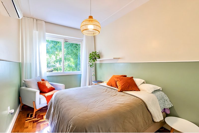 R$ 460.000 - BELO E CHARMOSO APARTAMENTO - 91M2 - 2 DORM - SACADA - 1 VAGA Rua Eça de Queiroz Porto Alegre - 