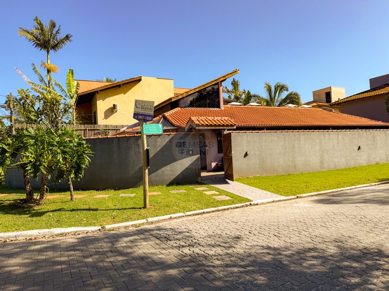 Casa com Flats em Barra do Una – VENDA OU LOCAÇÃO ANUAL  São Sebastião - 