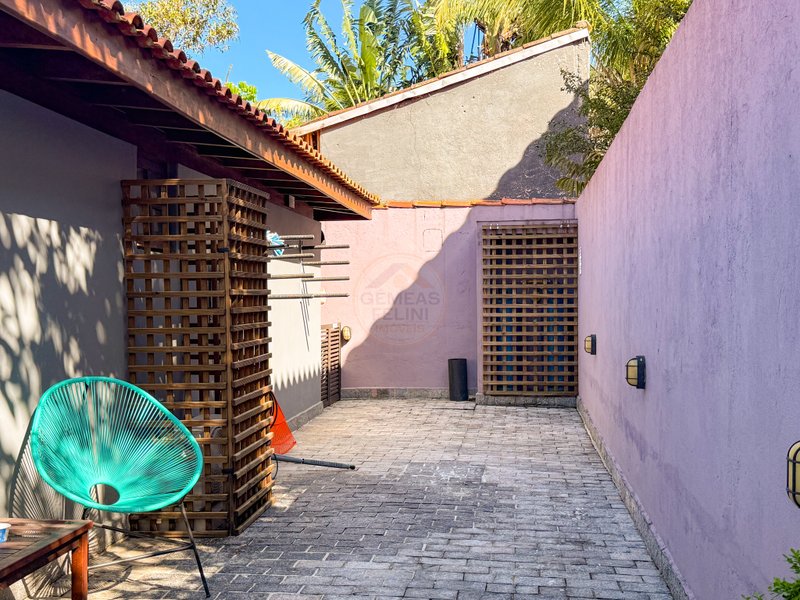 Casa com Flats em Barra do Una – VENDA OU LOCAÇÃO ANUAL  São Sebastião - 