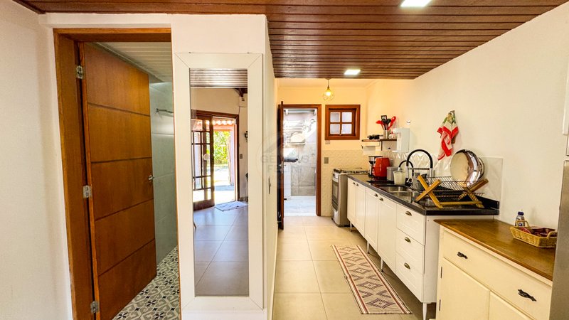 Casa com Flats em Barra do Una – VENDA OU LOCAÇÃO ANUAL  São Sebastião - 