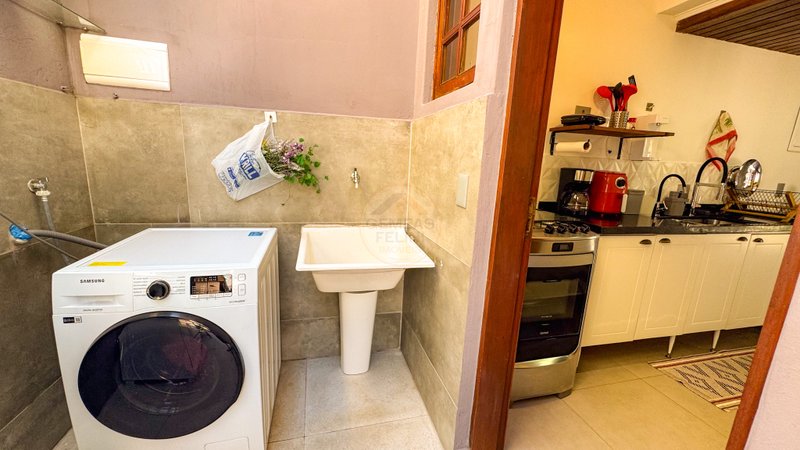 Casa com Flats em Barra do Una – VENDA OU LOCAÇÃO ANUAL  São Sebastião - 