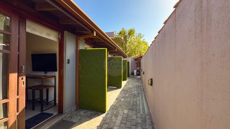 Casa com Flats em Barra do Una – VENDA OU LOCAÇÃO ANUAL  São Sebastião - 