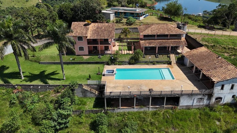 Ótima chácara pé na água à venda na Fazenda São Pedro  Igaratá - 