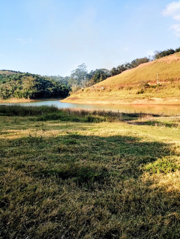 Ótima chácara pé na água à venda na Fazenda São Pedro  Igaratá - 